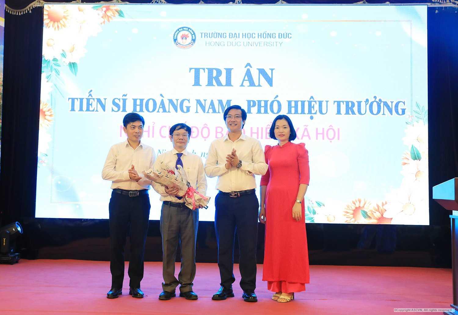 Trường Đại học Hồng Đức tổ chức tri ân TS. Hoàng Nam - Phó Hiệu trưởng Nhà trường về nghỉ chế độ bảo hiểm xã hội